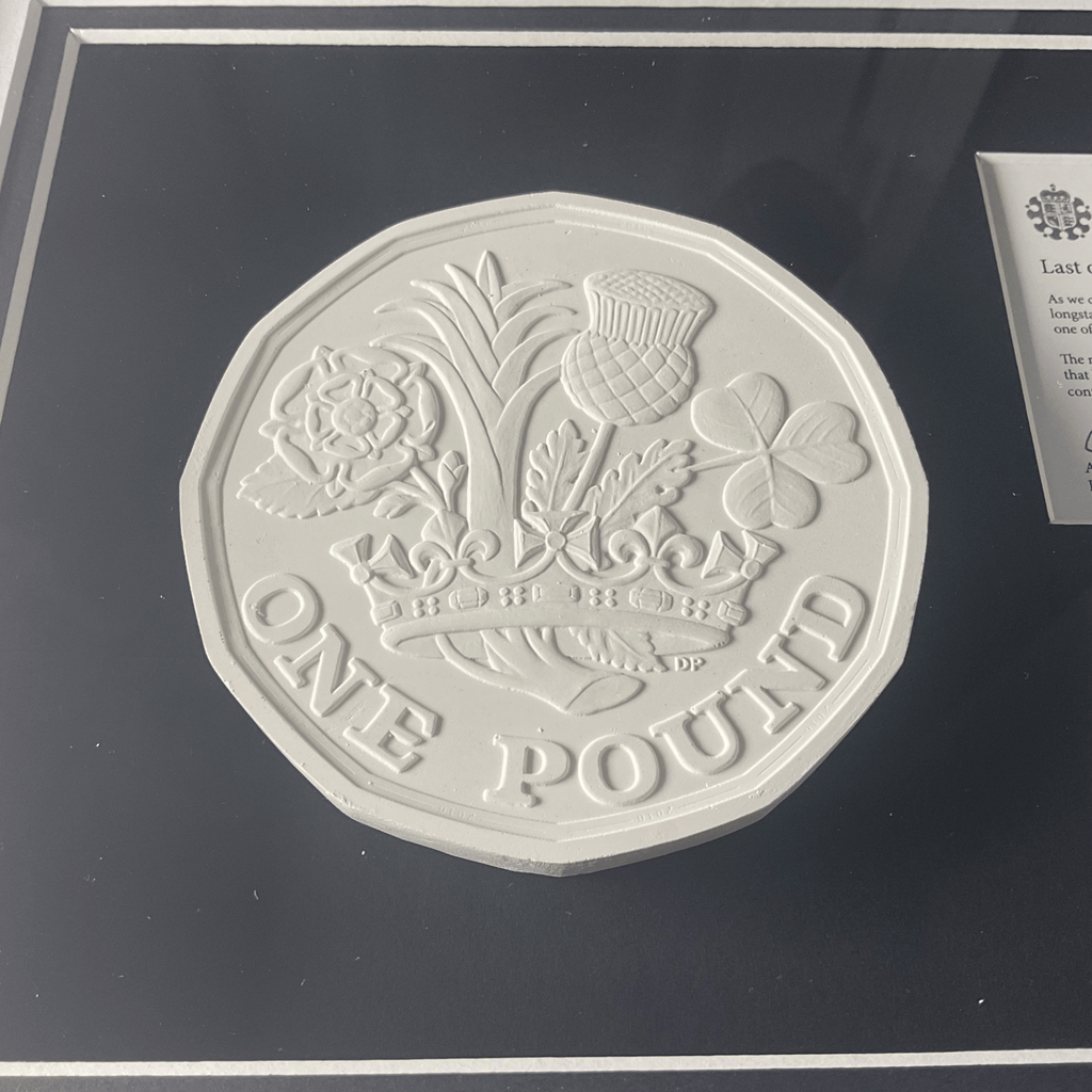 ONE POUND COIN ROYAL MINT Staff ISSUE "LAST OF THE OLD FIRST OF THE NEW" FRAMED - Bits’N’Bobs 24 - 7