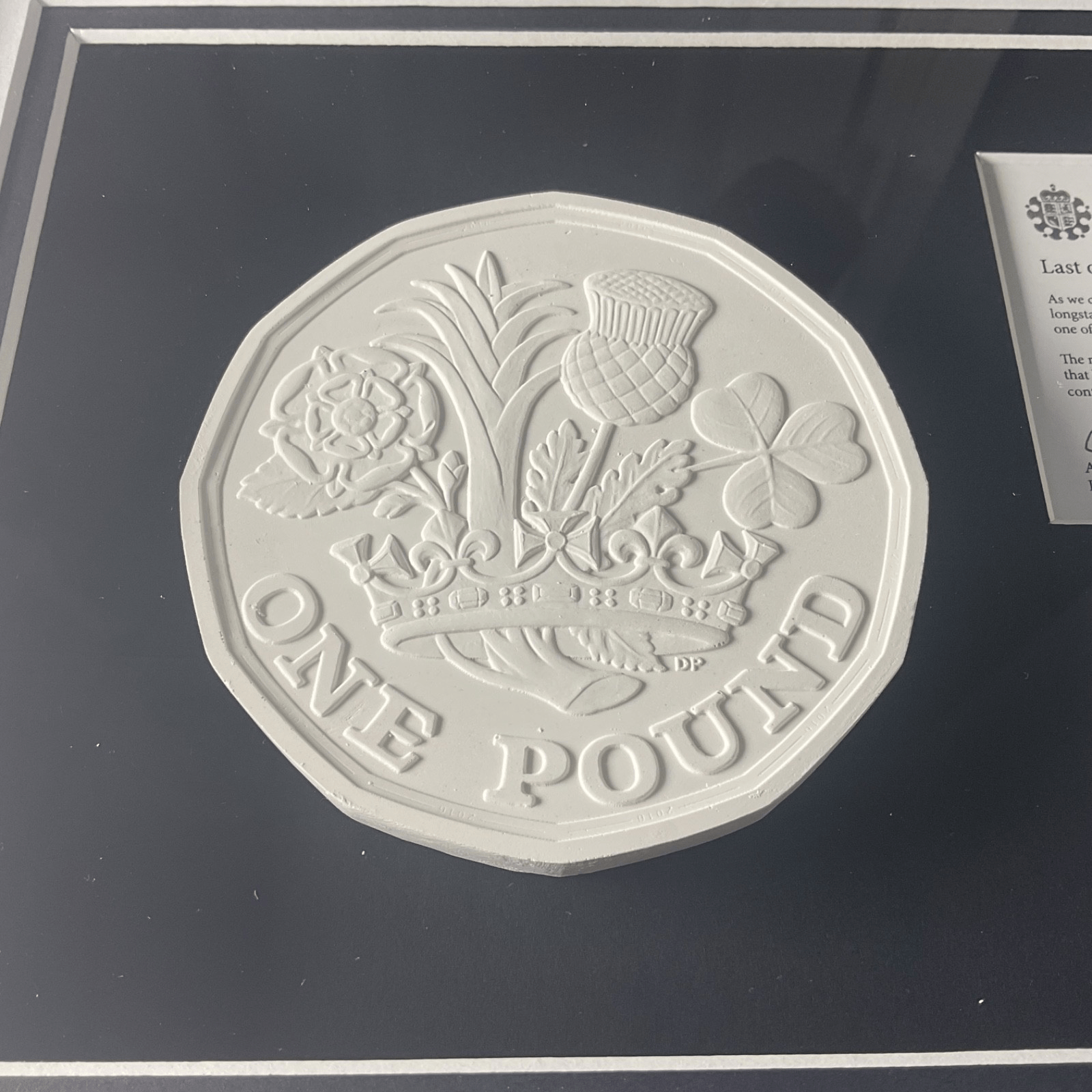 ONE POUND COIN ROYAL MINT Staff ISSUE "LAST OF THE OLD FIRST OF THE NEW" FRAMED - Bits’N’Bobs 24 - 7