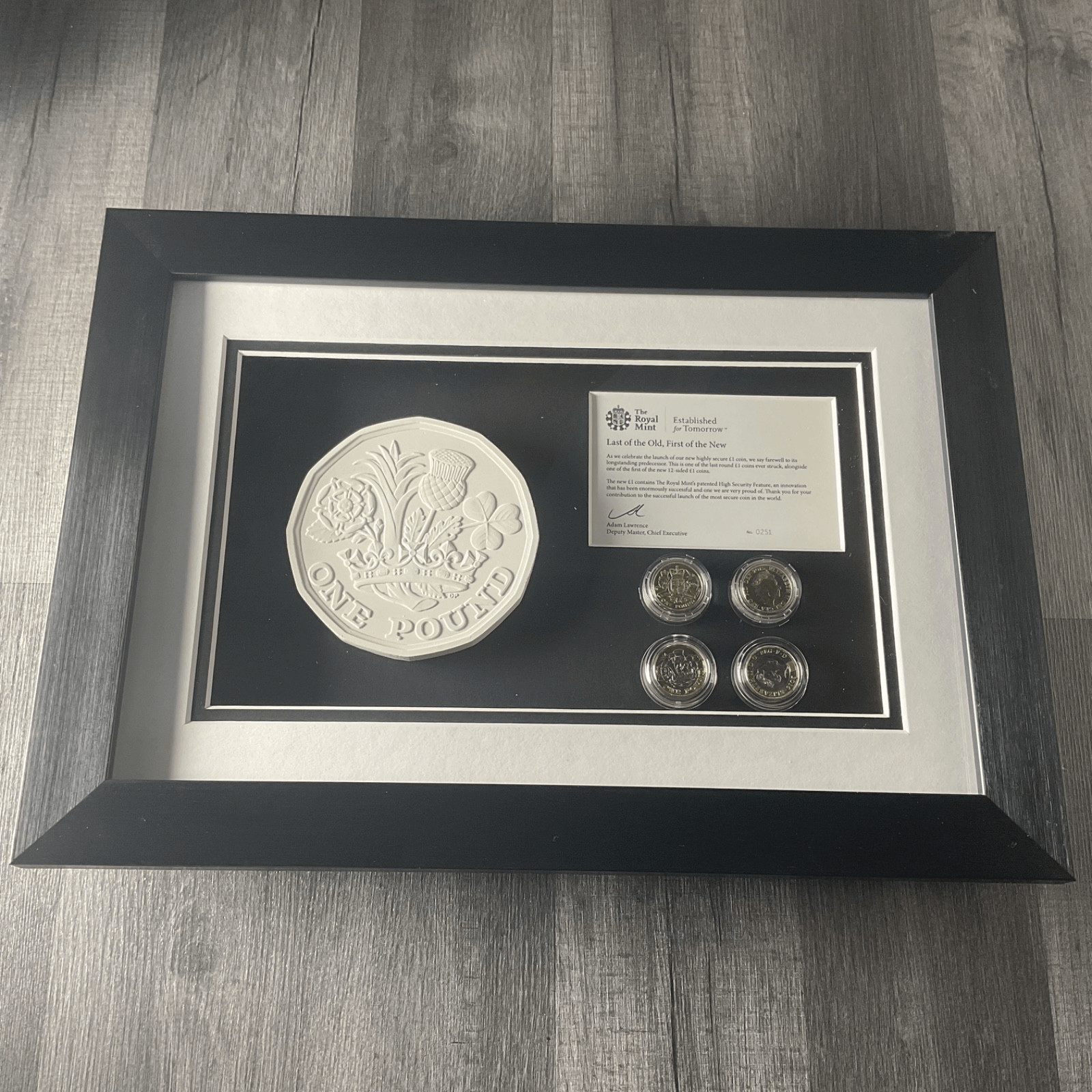 ONE POUND COIN ROYAL MINT Staff ISSUE "LAST OF THE OLD FIRST OF THE NEW" FRAMED - Bits’N’Bobs 24 - 7